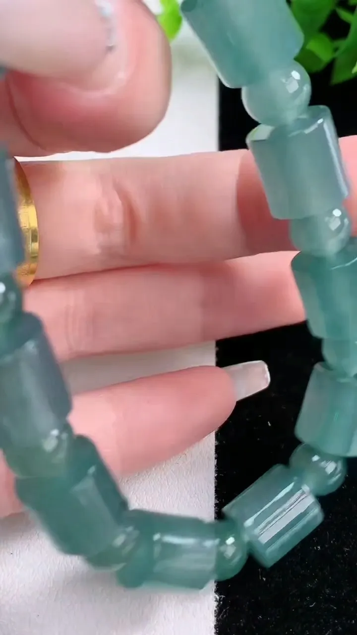 天然A货翡翠路路通手串，尺寸9.7-10-22颗，重量:39.76g3月5日
工厂直销收藏佳品,种好水足，色泽均匀，有种有色，上手高大气！