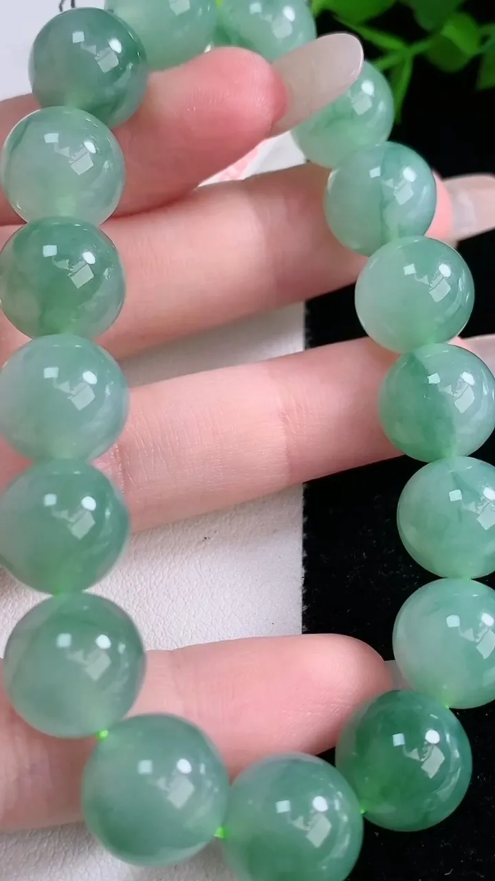 天然A货翡翠圆珠手串，尺寸12-17颗，重量:50.84g3月5日
工厂直销收藏佳品,种好水足，色泽