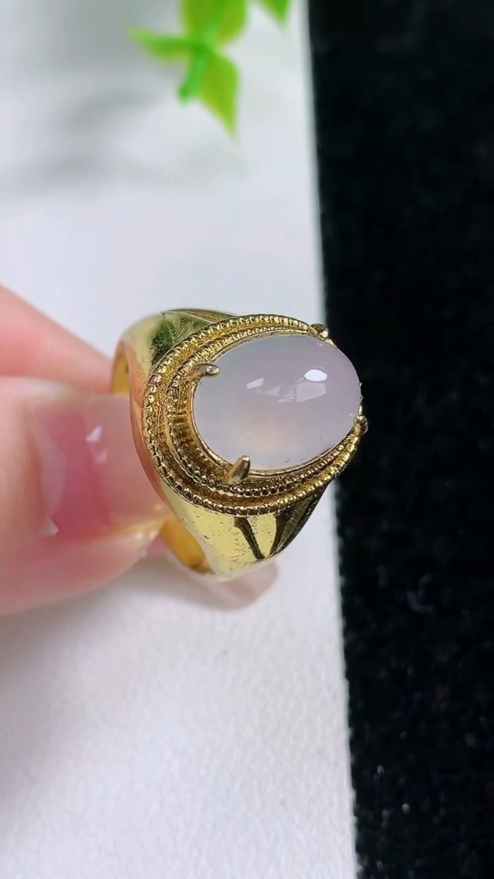 天然A货翡翠蛋面戒指，尺寸11.8-8.1-5.3，重:9.10g2026年3月5日
工厂直销收藏佳品,种好水足，色泽均匀，有种有色，上手高大气！
