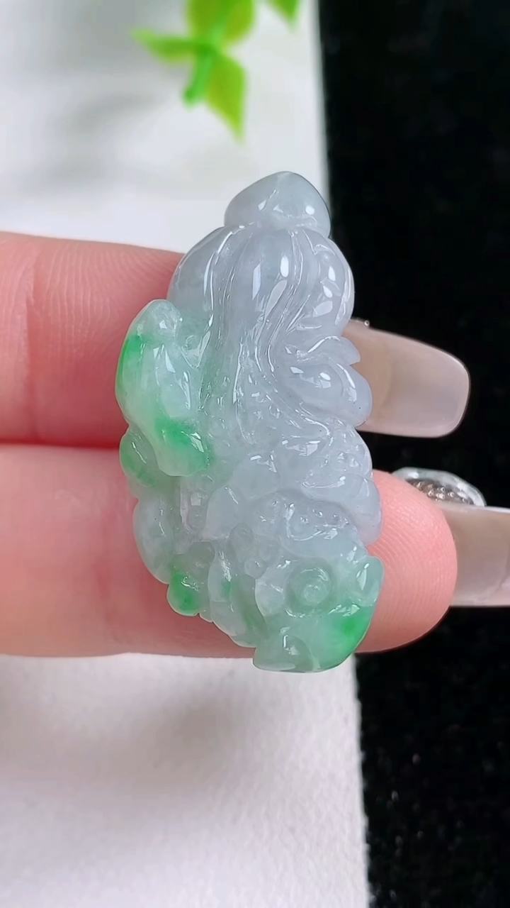 天然A货翡翠白菜吊坠，尺寸37-19.3-9.3，重:9.11g
3月5日