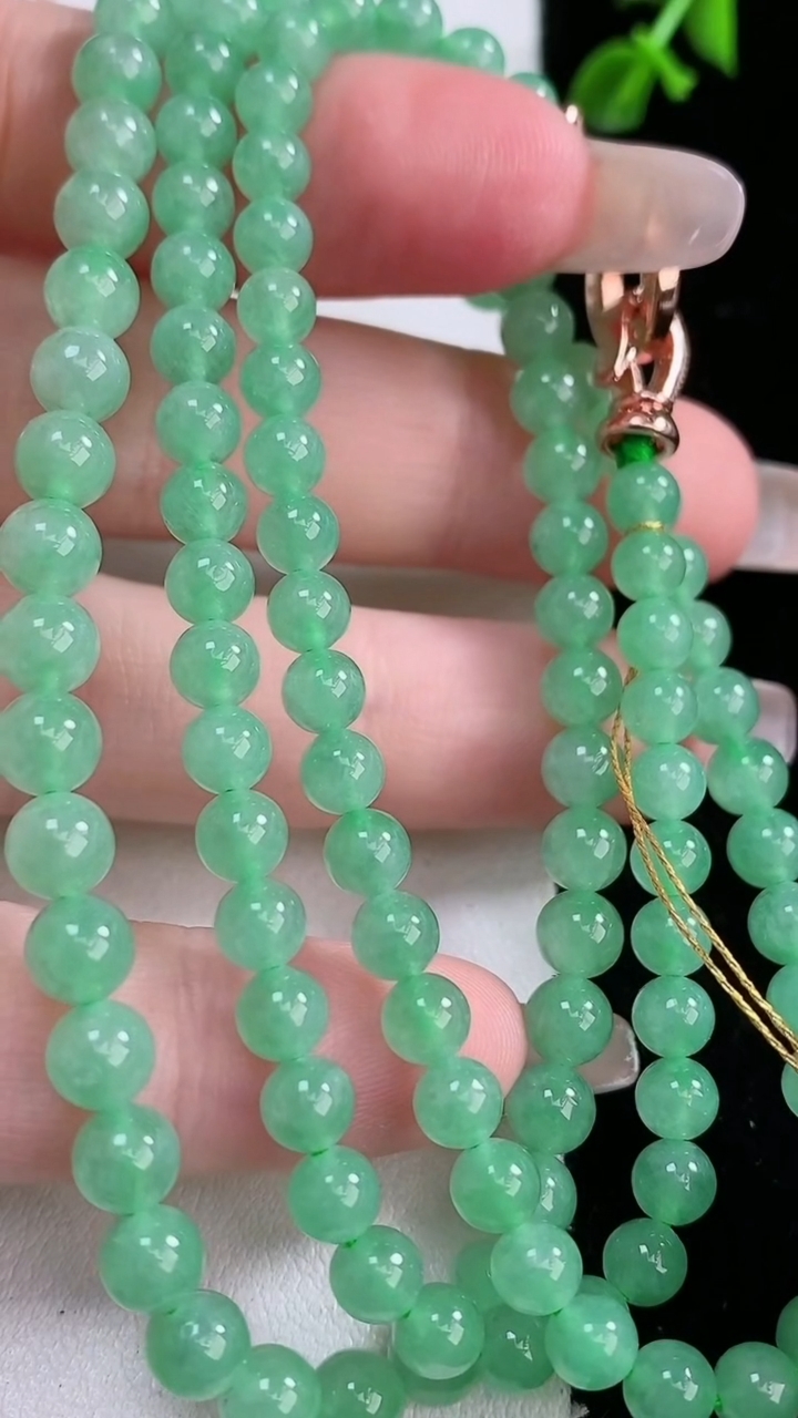 天然A货翡翠圆珠项链，尺寸4.6-115颗，重量:25.12g
3月5日