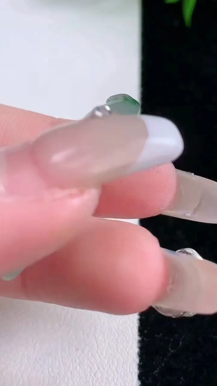 天然A货翡翠种飘花福豆镶嵌件，尺寸32.8-18.7-5.7，重量:6.34g
3月5日