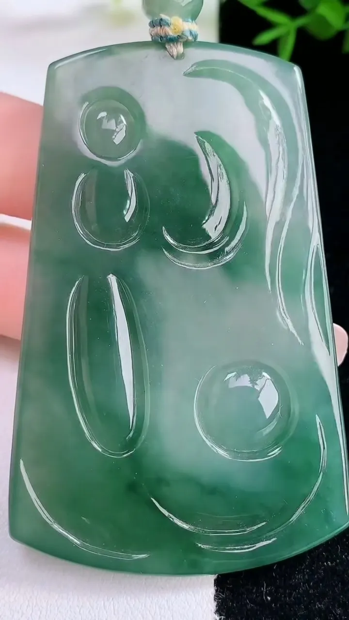 天然A货翡翠文殊菩萨吊坠，尺寸67.6-43-5.3，重量:43.11g
3月5日