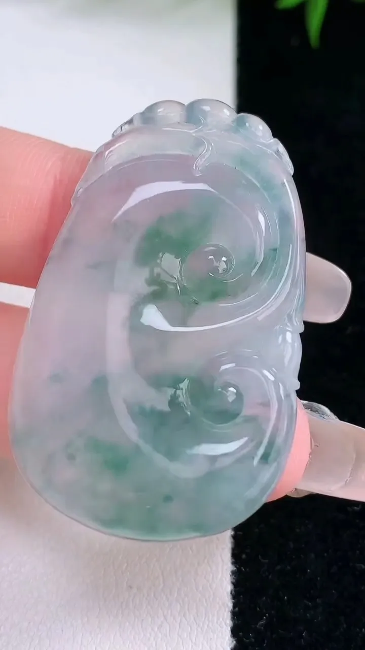 天然A货翡翠冰种飘花如意吊坠，尺寸43.7-27.7-5.2，重量:13.63g
3月5日