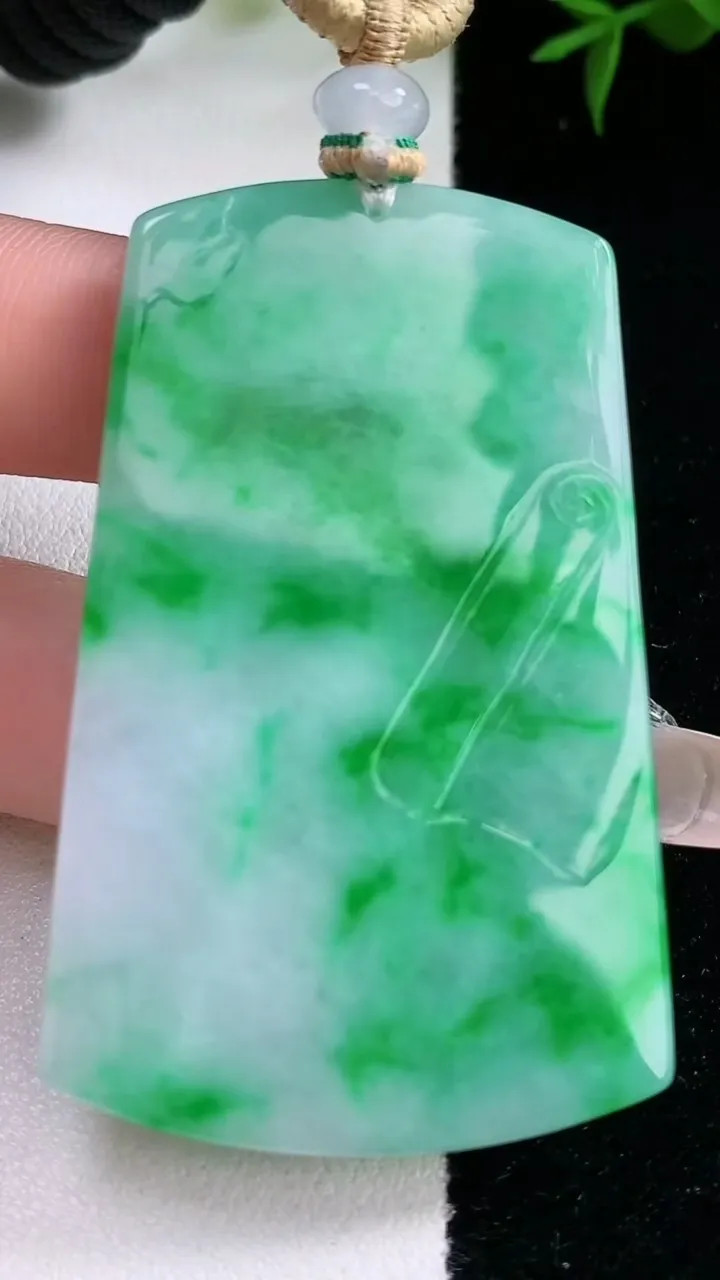 天然A货翡翠观音菩萨吊坠，尺寸56.6-35.3-4.5，重量:29.35g
3月5日