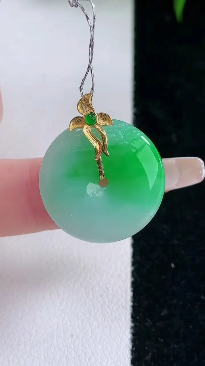 天然A货翡翠平安扣吊坠，尺寸20-3.5，重量:3.79g
3月5日