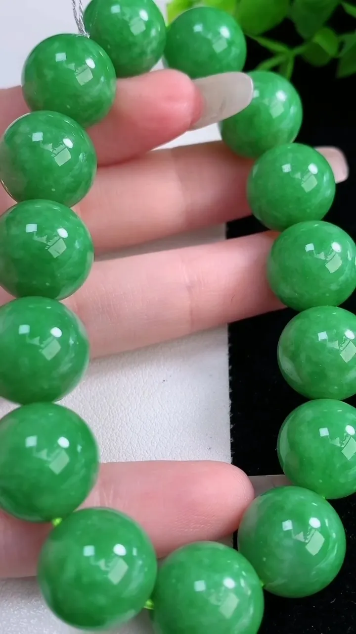 天然A货翡翠圆珠手串，尺寸14.3-15颗，重量:75.42g3月5日
工厂直销收藏佳品,种好水足，色泽均匀，有种有色，上手高大气！