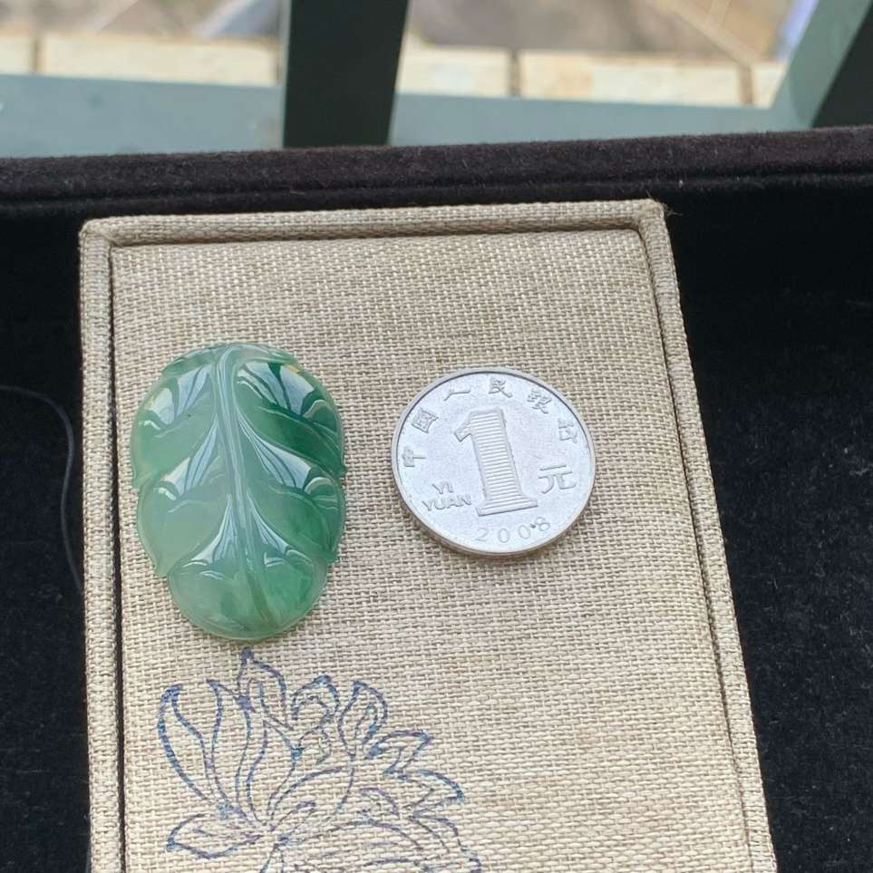 A货天然翡翠冰种飘绿叶子吊坠重量9.50
3月5日