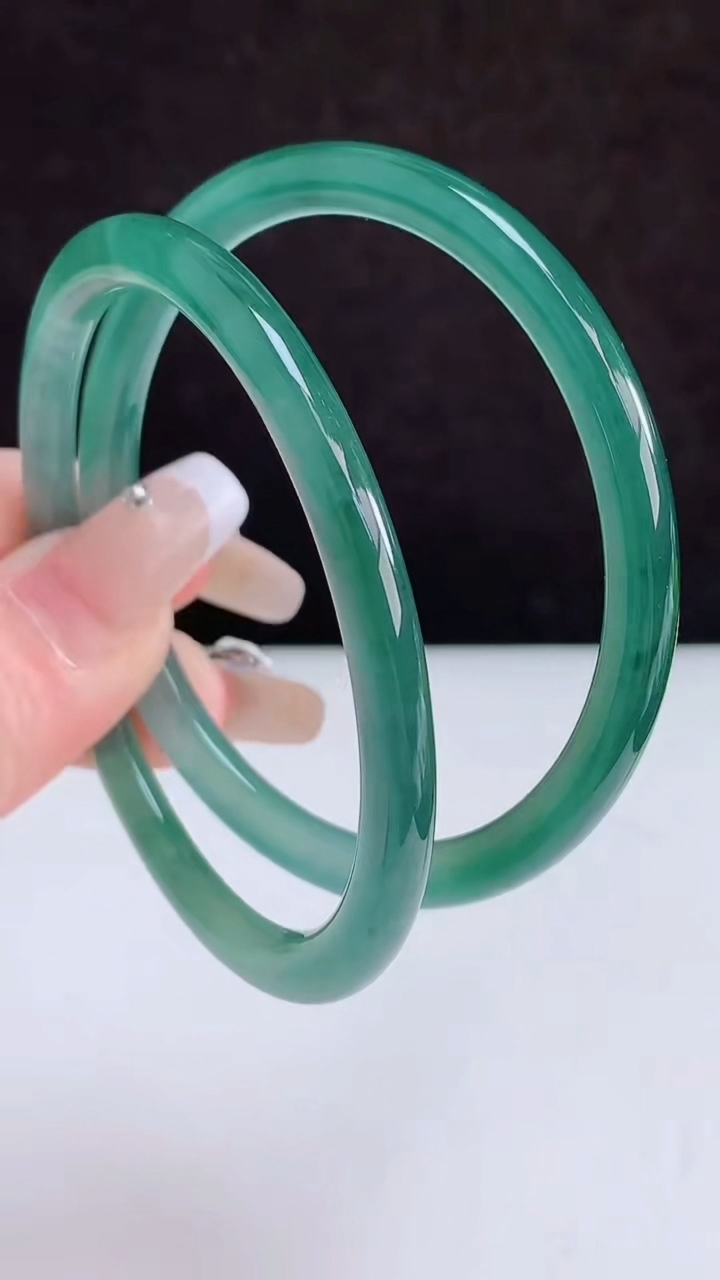 圈口55-56翡翠a货蓝水叮当镯一对尺寸55.6-4.5，重量:32.67g3月5日