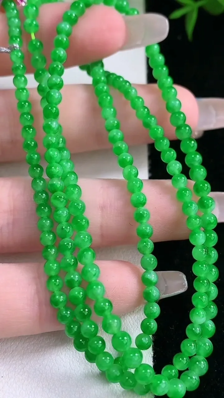 天然A货翡翠小米珠项链，尺寸3-183颗，重量:13.04g3月5日
工厂直销收藏佳品,种好水足，色泽均匀，有种有色，上手高大气！