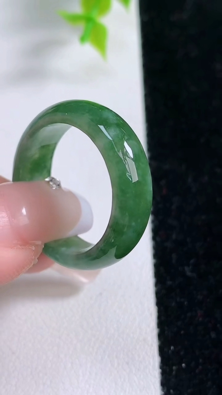 天然A货翡翠指环戒指，尺寸20-7.5-3.3，重:5.20g2026年3月5日
工厂直销收藏佳品,种好水足，色泽均匀，有种有色，上手高大气！