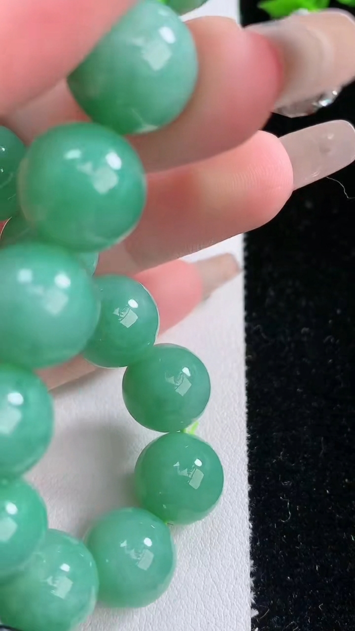 天然A货翡翠圆珠手串，尺寸12.3-17颗，重量:57.77g3月5日
工厂直销收藏佳品,种好水足，色泽均匀，有种有色，上手高大气！