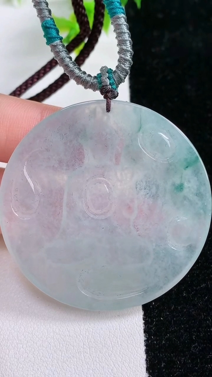 天然A货翡翠冰种飘花大势至观音菩萨吊坠，尺寸49-4.6，重:22.94g
3月5日