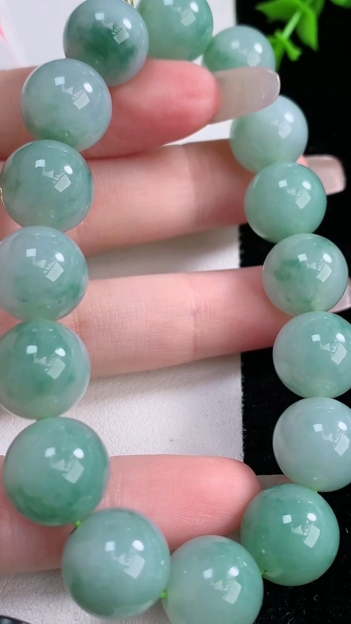 天然A货翡翠圆珠手串，尺寸12.7-16颗，重量:57.44g3月5日
工厂直销收藏佳品,种好水足，色泽均匀，有种有色，上手高大气！