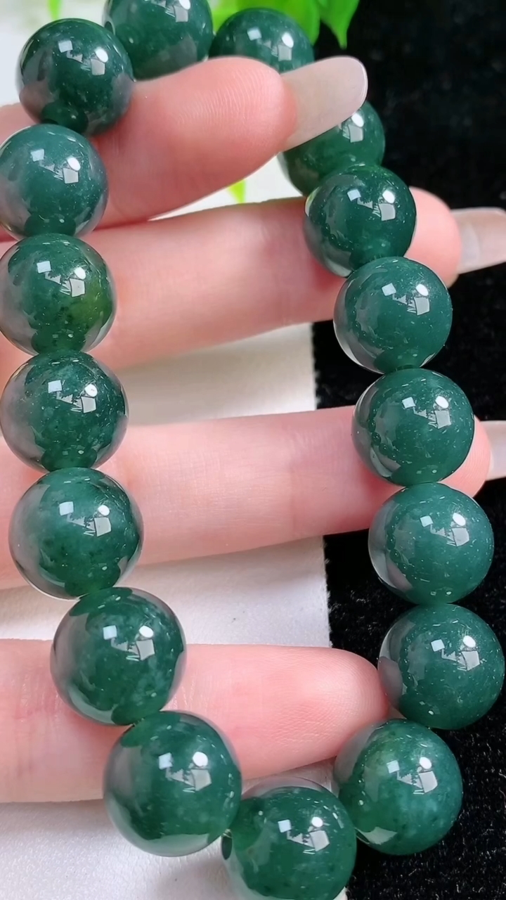 天然A货翡翠圆珠手串，尺寸12.5，重:57.27g3月5日
工厂直销收藏佳品,种好水足，色泽均匀，