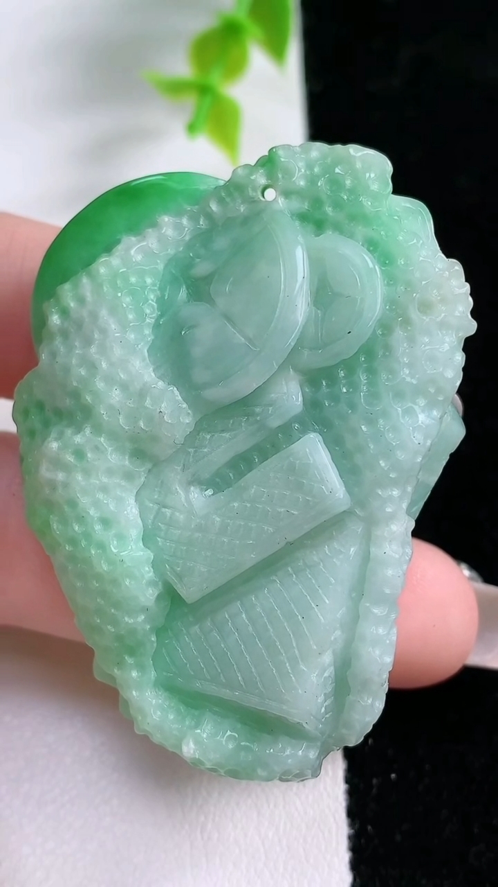 天然A货翡翠白菜吊坠，尺寸52-37-14.5，重:38.08g
3月5日
