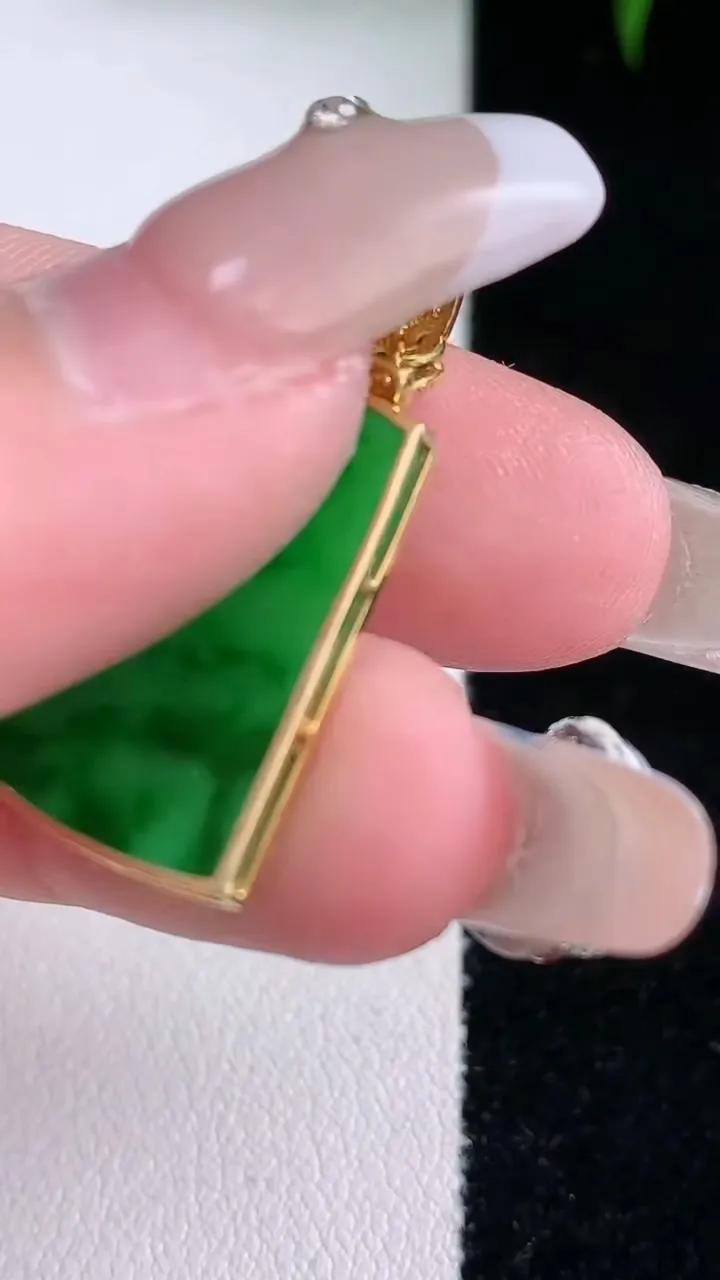 天然A货翡翠无事牌吊坠，尺寸21-16-1.8，重量:2.67g
3月5日