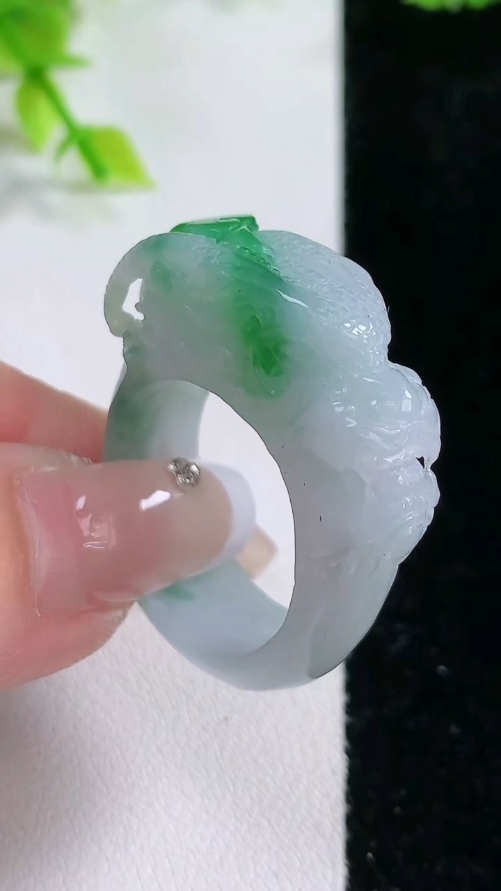 天然A货翡翠祥龙指环扳指，尺寸21-10.2-4.3/29-11-10.3，重:13.91g2026年3月5日
工厂直销收藏佳品,种好水足，色泽均匀，有种有色，上手高大气！