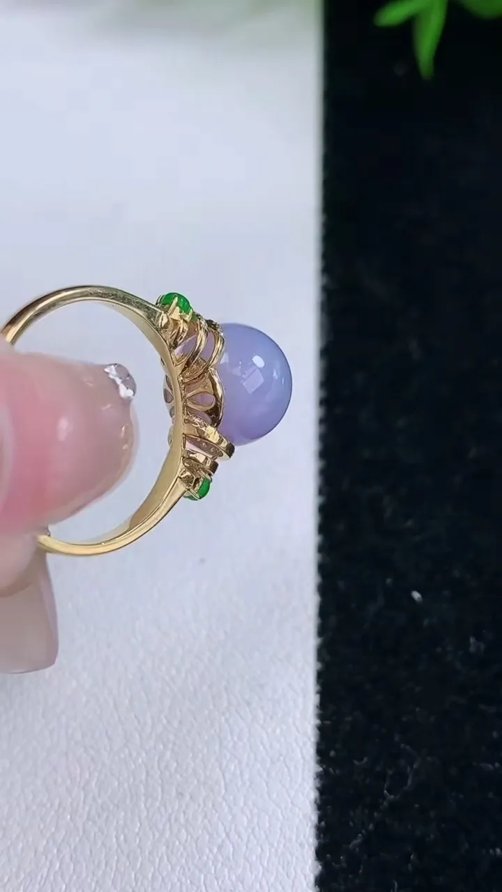 天然A货翡翠18K金紫罗兰圆珠戒指，尺寸17-9.4，重量:3.45g2026年3月5日
工厂直销收藏佳品,种好水足，色泽均匀，有种有色，上手高大气！