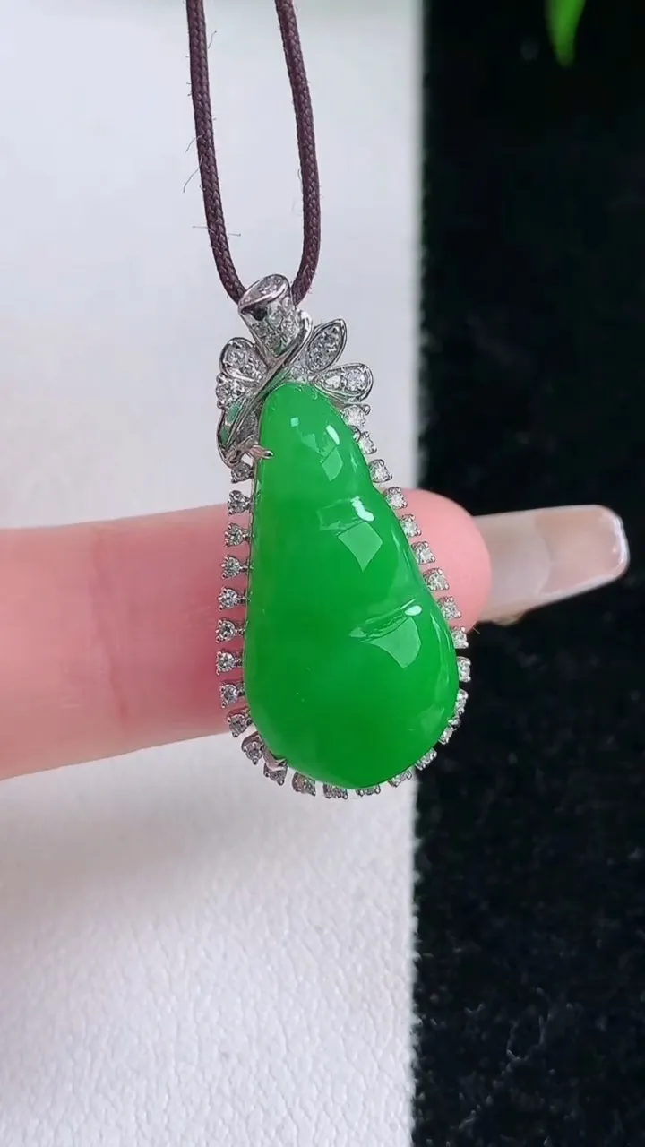 天然A货翡翠福豆吊坠，尺寸28-13.4-7.4，裸石20.8-10.7重量:3.89g
3月5日