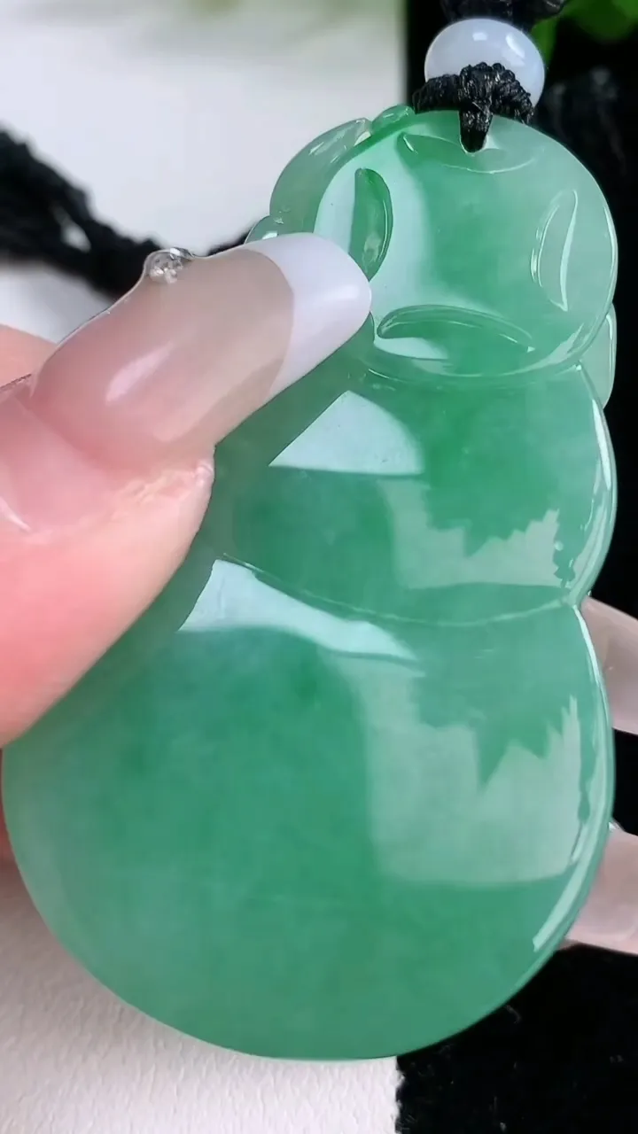 天然A货翡翠葫芦吊坠，尺寸52.6-32-12.7，重量:44.45g
3月5日