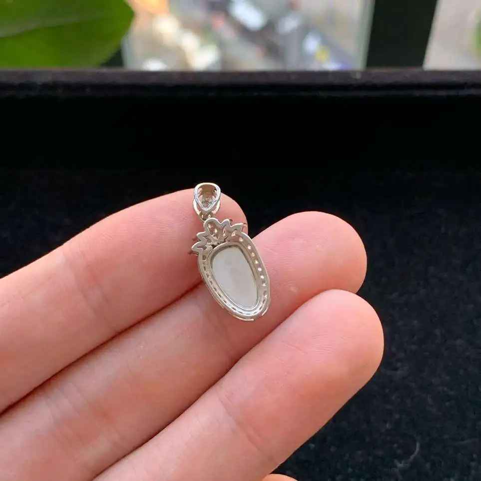 A货天然翡翠冰糯种925银满绿叶子吊坠重量1.42
3月5日