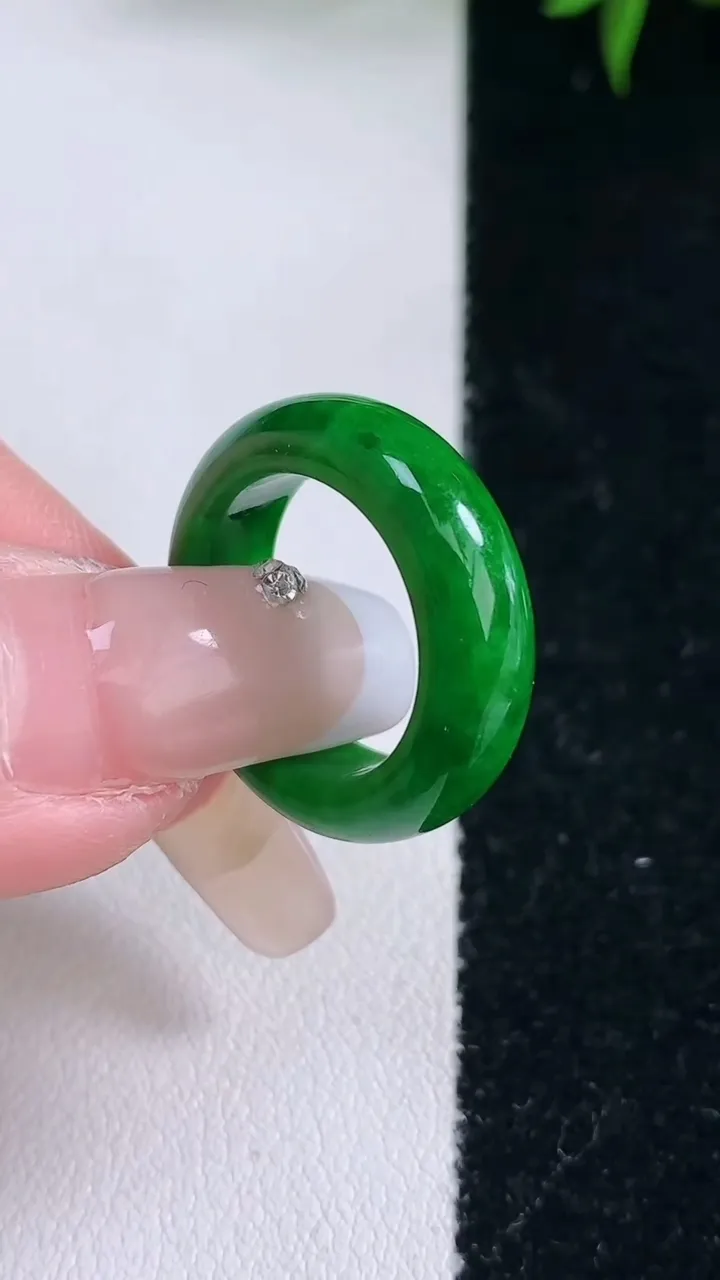 天然A货翡翠指环戒指，尺寸15.8-5.7-3.4，重量:4.14g2026年3月5日
工厂直销收藏佳品,种好水足，色泽均匀，有种有色，上手高大气！