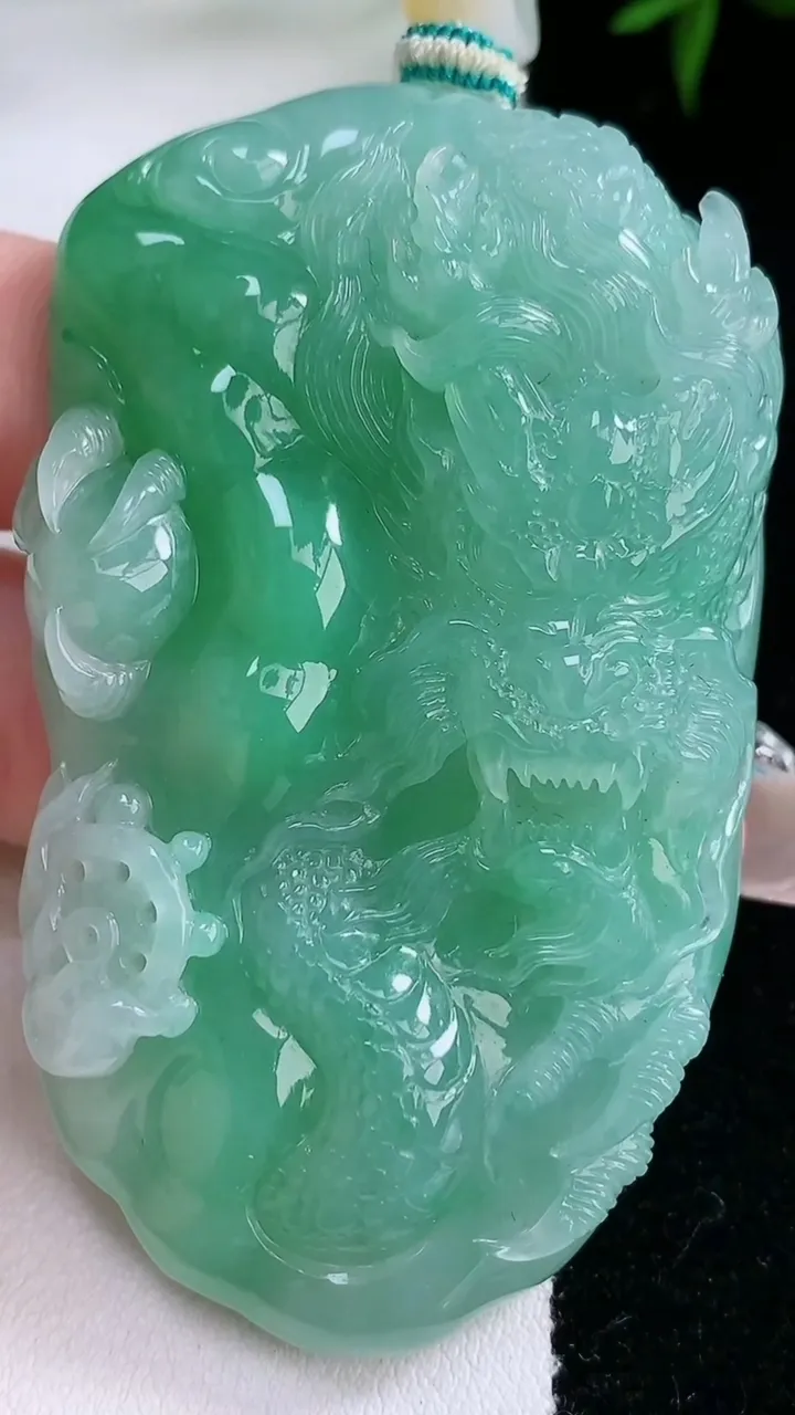 天然A货翡翠龙牌吊坠，尺寸63.6-40-14.7，重量:66.72g
3月5日