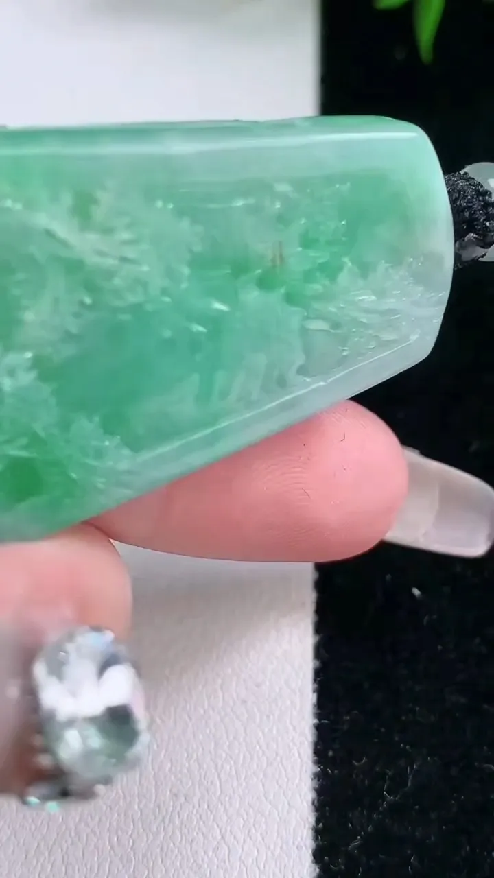 天然A货翡翠山水牌吊坠，尺寸47.4-28-8，重量:24.26g
3月5日