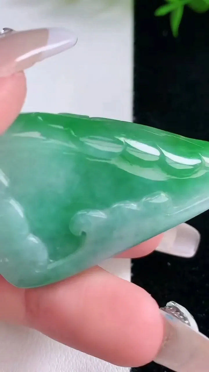 天然A货翡翠年年有余吊坠，尺寸47.6-29.5-7.6，重量:19.63g
3月5日