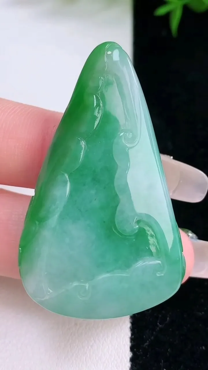 天然A货翡翠年年有余吊坠，尺寸47.6-29.5-7.6，重量:19.63g
3月5日