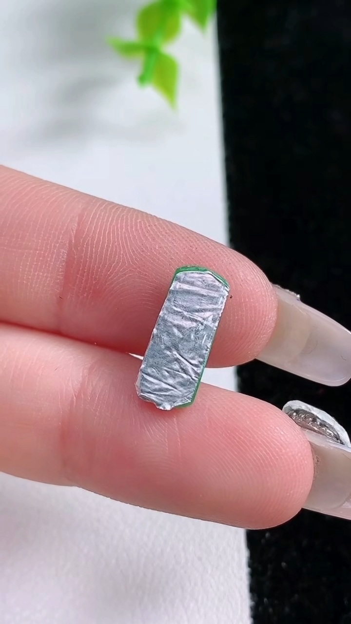 天然A货翡翠马鞍戒面，尺寸14-5.7-2.3，重:0.50g2026年3月5日
工厂直销收藏佳品,种好水足，色泽均匀，有种有色，上手高大气！