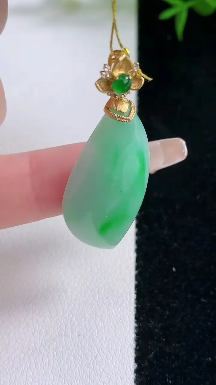 天然A货翡翠随形吊坠，尺寸31.4-15.5-4.7，重量:5.60g
3月5日