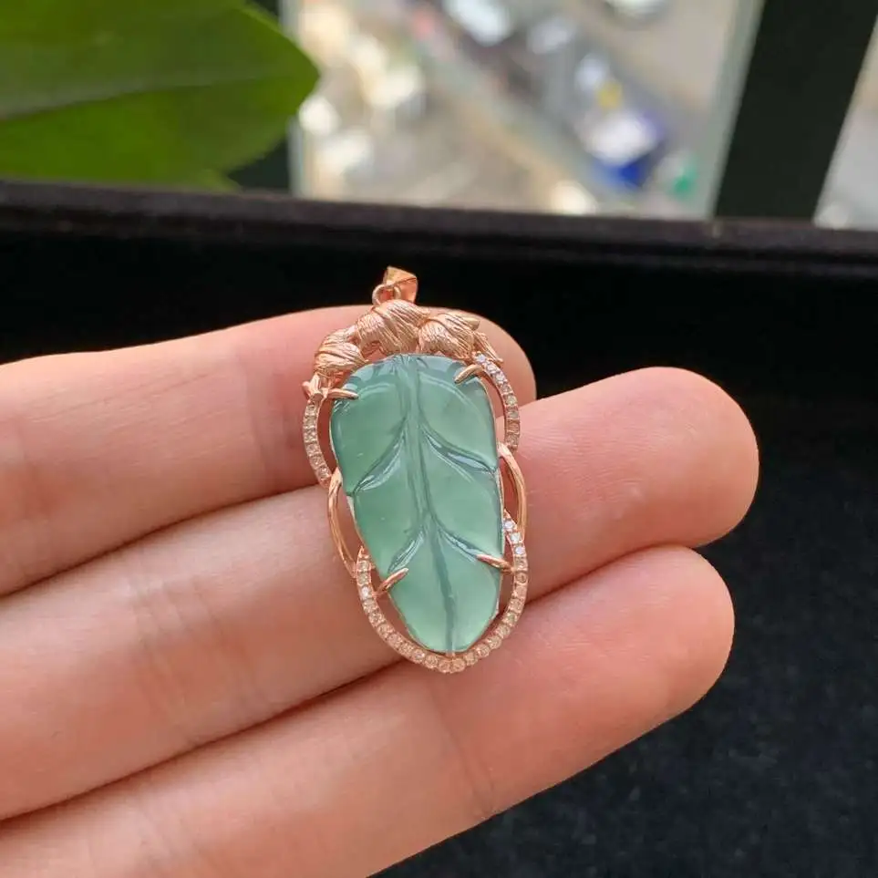 A货天然翡翠冰糯种925银满绿叶子吊坠重量2.84
3月5日