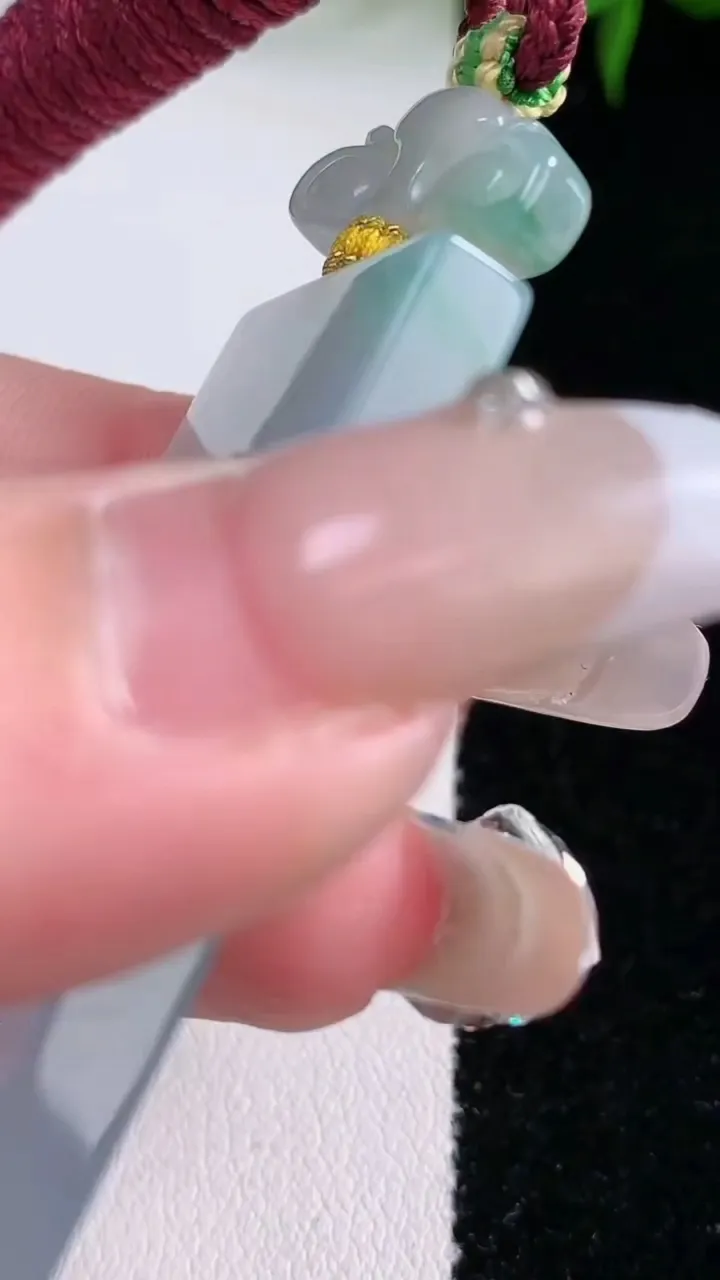 天然A货翡翠冰种飘花仿古无事牌吊坠，尺寸46.4-25.2-5，重量:24.49g
3月5日