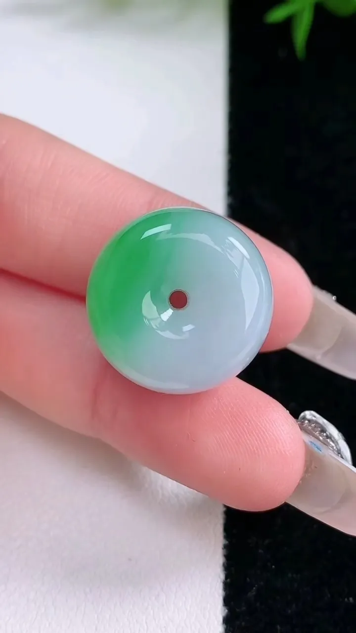 天然A货翡翠路路通吊坠，尺寸19.6-12.5，重量:11.56g
3月5日