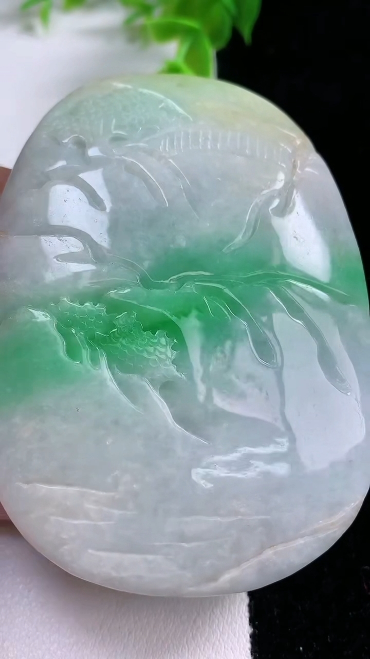 天然A货翡翠山水牌吊坠，尺寸72.2-52.5-16.5，重:116.60g
3月5日