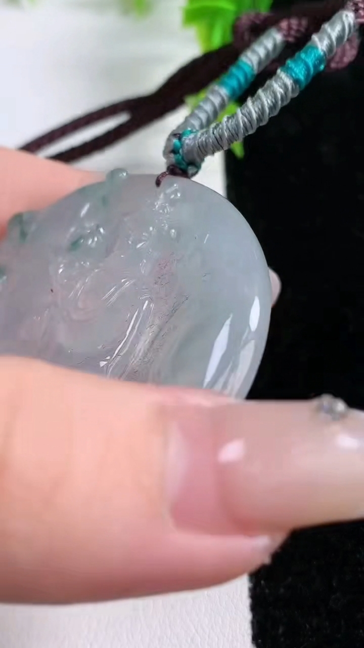 天然A货翡翠冰种飘花大势至观音菩萨吊坠，尺寸49-4.6，重:22.94g
3月5日