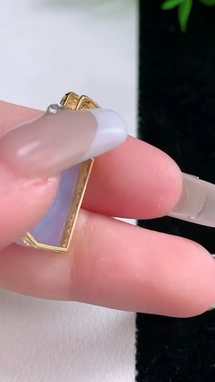 天然A货翡翠18K金紫罗兰无事牌吊坠，尺寸18.7-11.4-5.6，重量:3.13g
3月5日