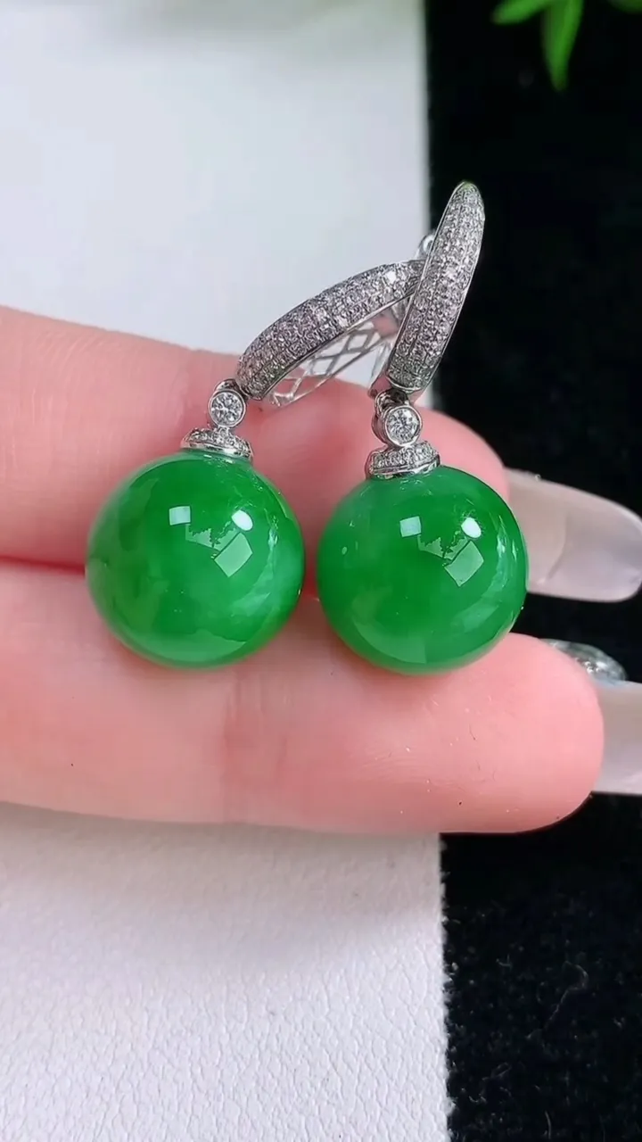天然A货翡翠圆珠耳坠，尺寸13.8，重量:10.29g3月5日
工厂直销收藏佳品,种好水足，色泽均匀，有种有色，上手高大气！