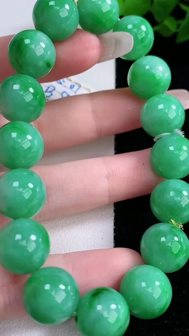 天然A货翡翠圆珠手串，尺寸12.5-16颗，重量:55.04g3月5日
工厂直销收藏佳品,种好水足，