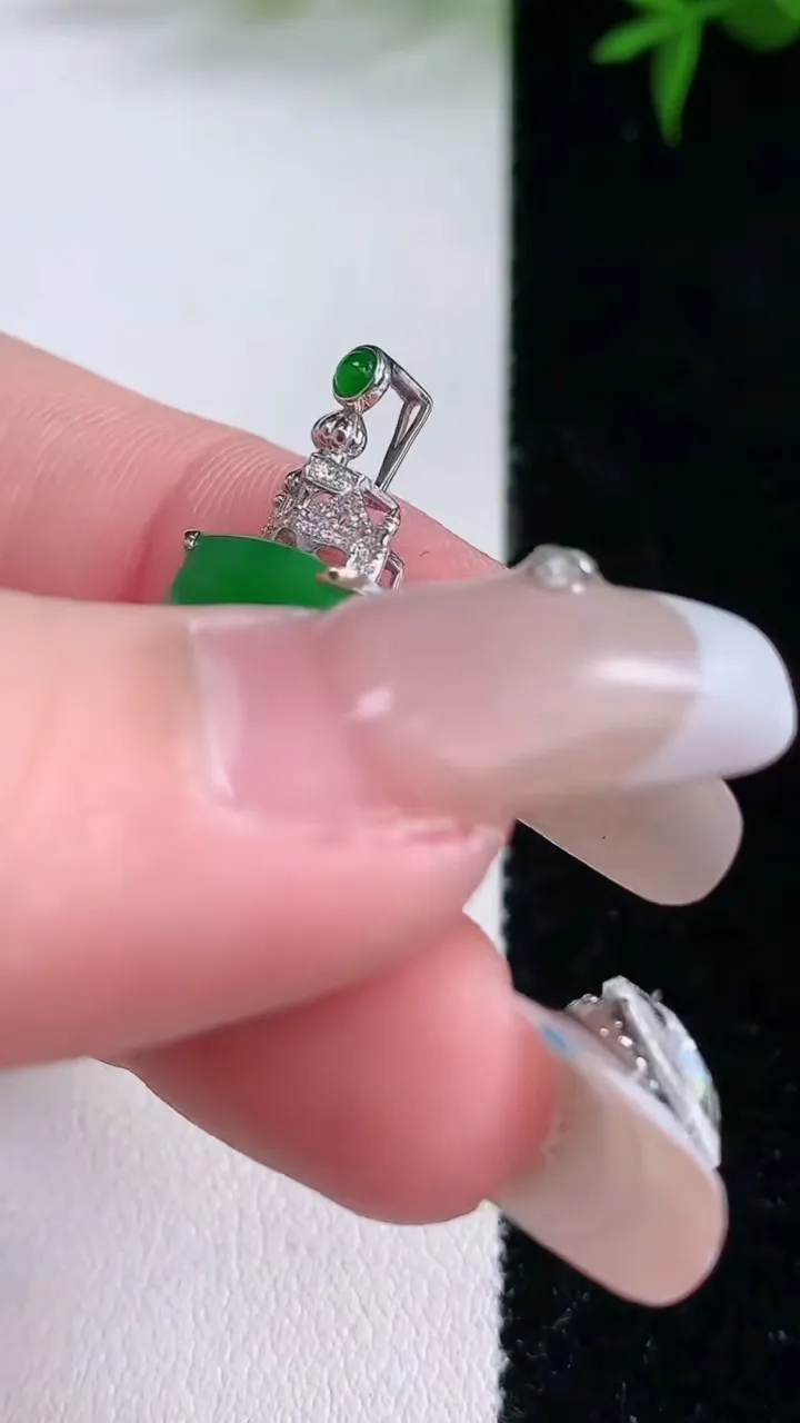 天然A货翡翠无事牌吊坠，尺寸31-20.9-11.5-4.6，重量:2.59g
3月5日