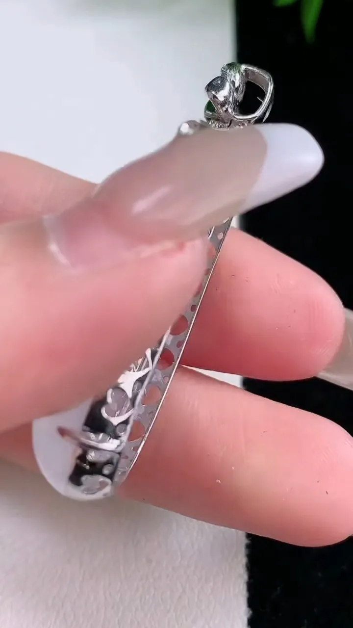 天然A货翡翠种白冰福豆吊坠，尺寸46-35.7-16-9.4，重量9.67g
3月5日