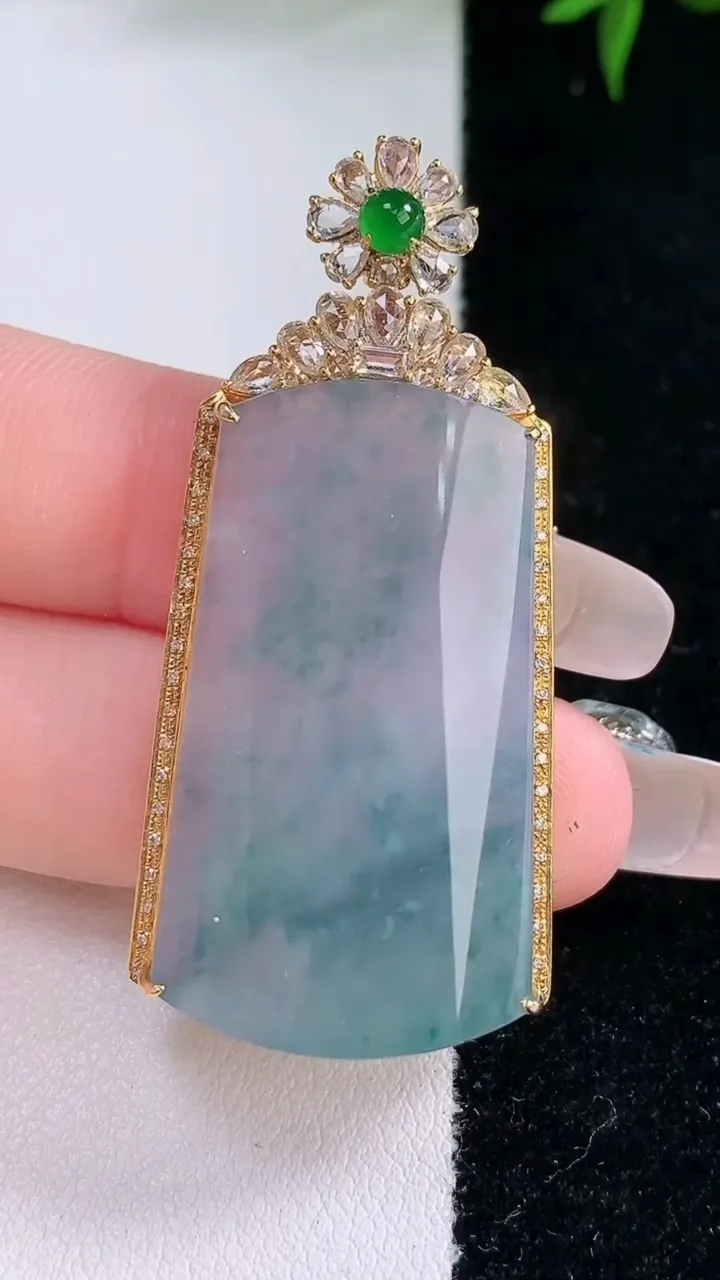 天然A货翡翠种飘花无事牌吊坠，尺寸49.8-23.4-8.8，裸石35.2-21.4重量:12.46g
3月5日