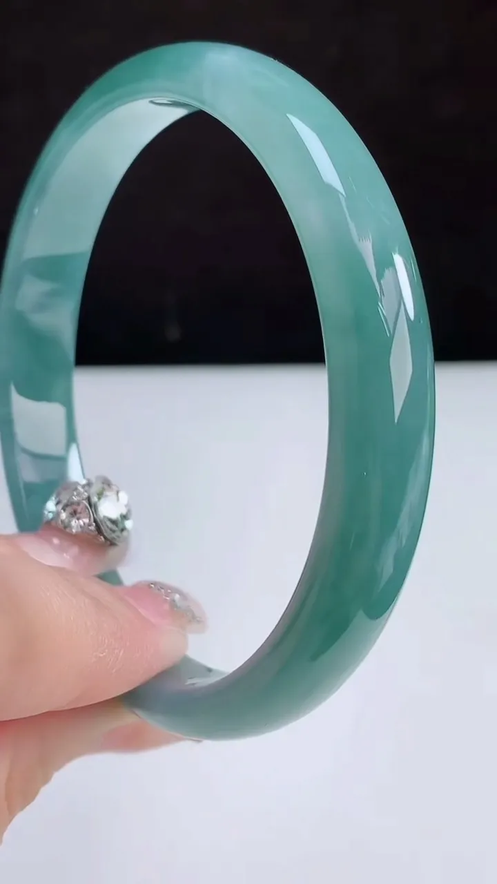 圈口58-59翡翠a货蓝水宽边手镯尺寸59-9-5.6，重量:34.11g3月5日