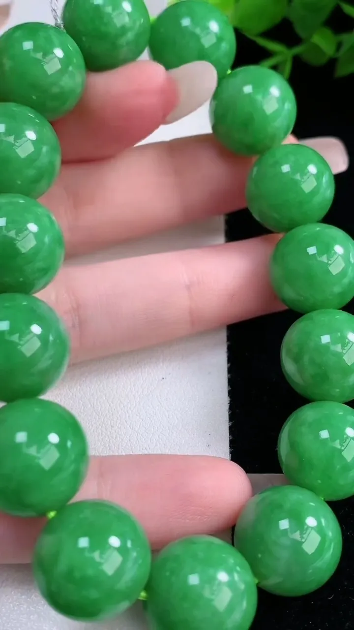 天然A货翡翠圆珠手串，尺寸14.3-15颗，重量:75.42g3月5日
工厂直销收藏佳品,种好水足，