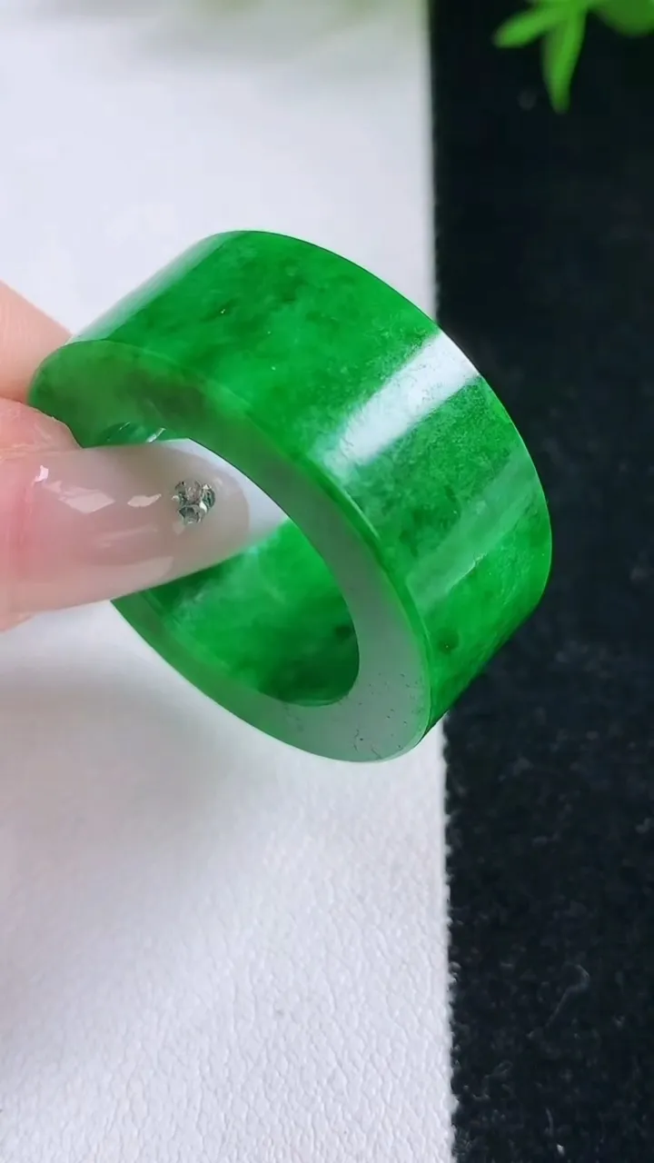 天然A货翡翠指环扳指，尺寸20.8-12.2-4.5，重量:18.15g2026年3月5日
工厂直销收藏佳品,种好水足，色泽均匀，有种有色，上手高大气！