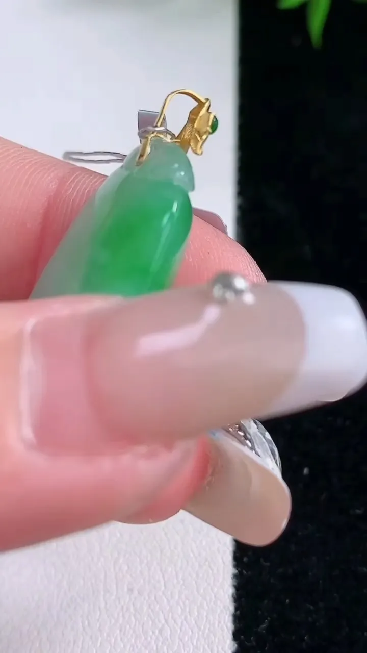 天然A货翡翠福瓜吊坠，尺寸33.3-16.5-9，重量:9.13g
3月5日