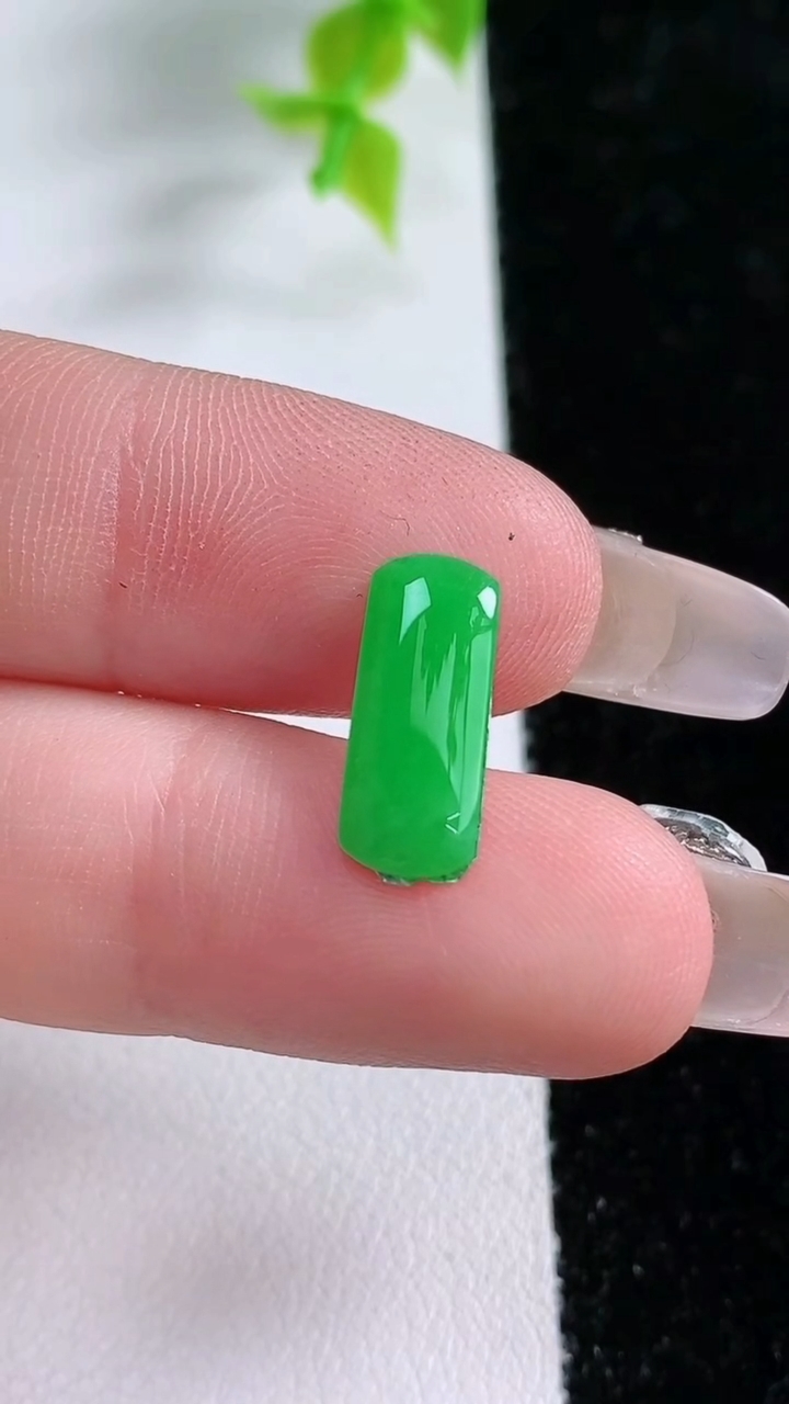 天然A货翡翠马鞍戒面，尺寸14-5.7-2.3，重:0.50g2026年3月5日
工厂直销收藏佳品,种好水足，色泽均匀，有种有色，上手高大气！