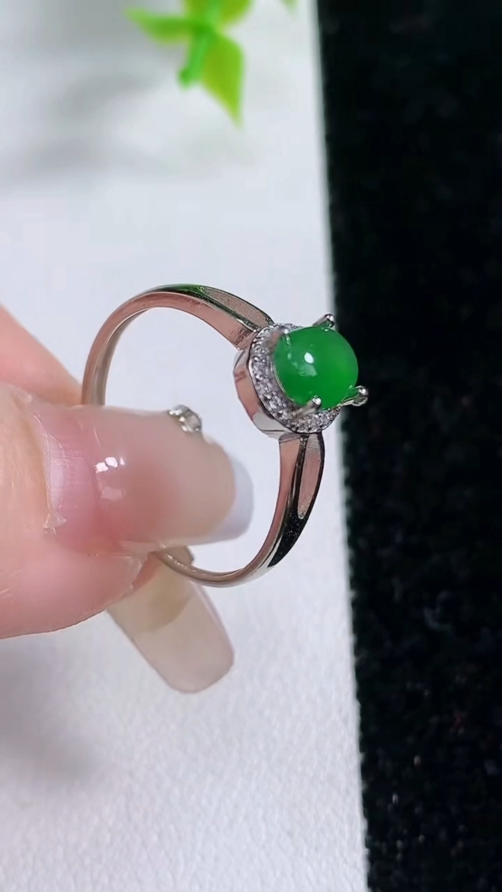 天然A货翡翠蛋面戒指，尺寸7.2-5，重:1.62g2026年3月5日
工厂直销收藏佳品,种好水足，色泽均匀，有种有色，上手高大气！